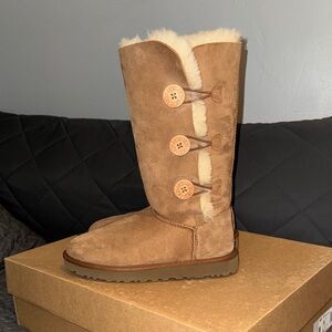 UGG BAILEY BUTTON TRIPLET II SIZE 8